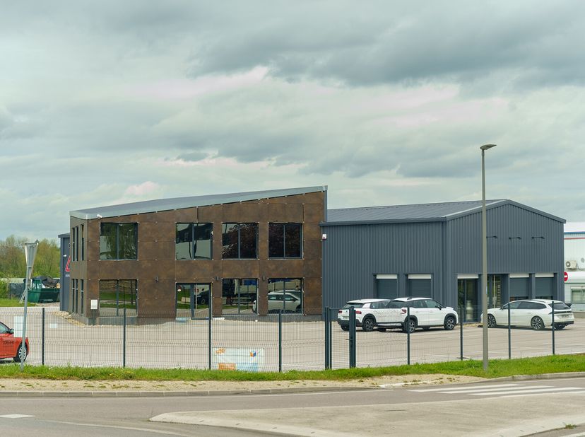 KUURNE (vlakbij de Kortrijkse Ring):  B aanwinkel met groote parking (i deaal gelegen) (#1X+5_DEMA_FOC)&lt;br /&gt;
 Totale grondoppervlakte: 1.311m²&lt;br /&gt;