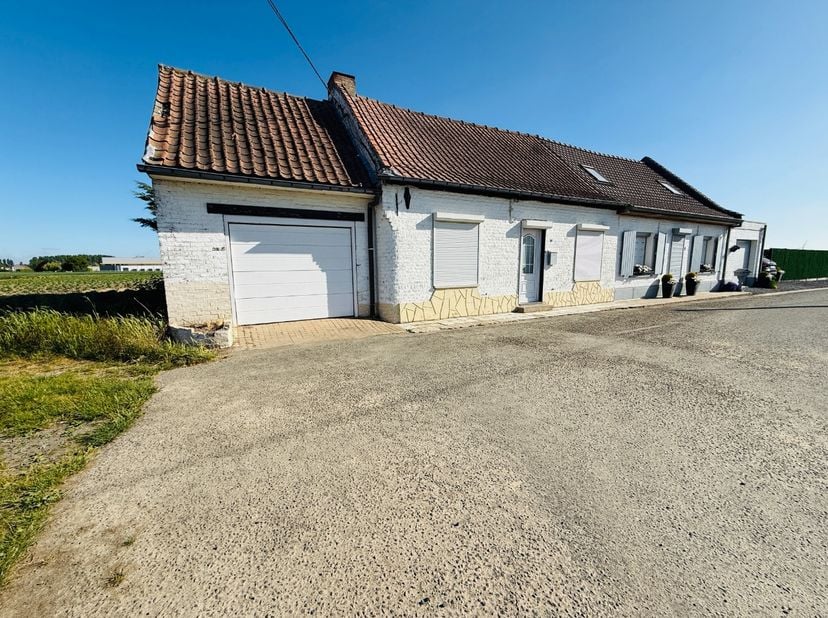 Située dans un cadre idyllique, cette maison 3 façades vous offre un havre de paix. &lt;br /&gt;
&lt;br /&gt;
Au rez-de-chaussée: Un séjour lumineux équipé d&#039;un i