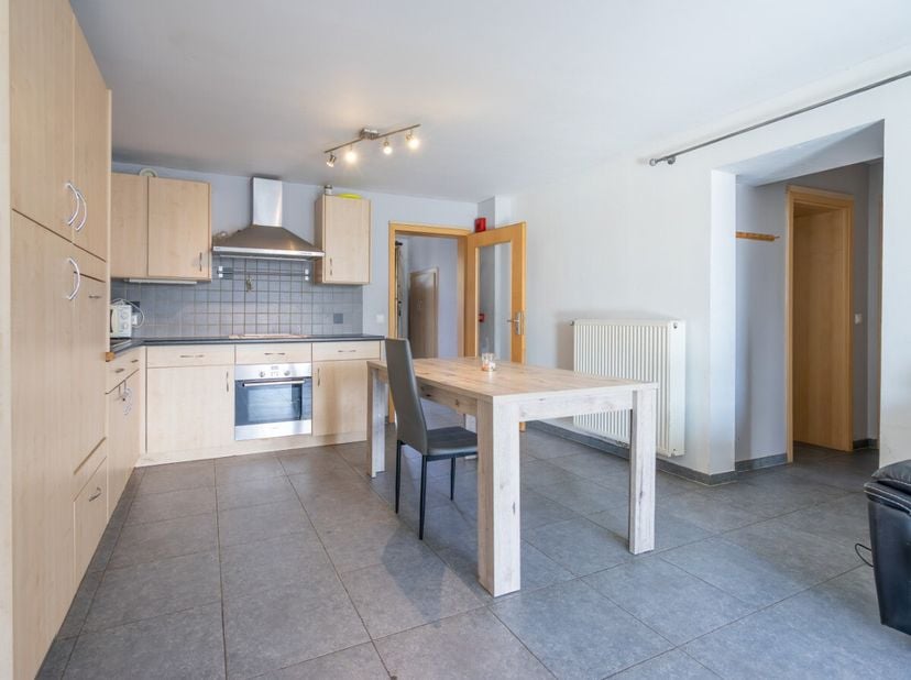 Situé à Longchamps, à seulement 10 minutes de Bastogne et de ses commodités, cet appartement offre un cadre de vie confortable et fonctionnel, idéal p