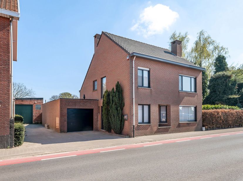 Verzorgde en lichtrijke gezinswoning met 4 slaapkamers in het centrum van Minderhout&lt;br /&gt;
Deze instapklare woning is gelegen op een centrale doch rus