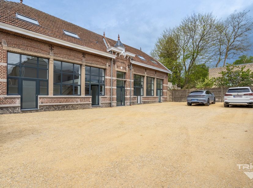 TRIOR Nivelles vous présente : niché dans une ancienne école pleine de charme, ce superbe appartement triplex entièrement rénové en 2025 allie caractè