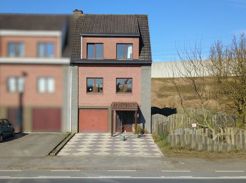 Localisation&lt;br /&gt;
Cette maison est idéalement située à proximité de l&#039;E429, offrant un accès rapide à Bruxelles et aux principales voies de circulati