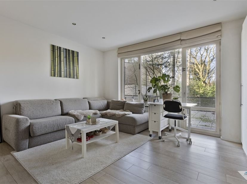 Ce charmant appartement, très central à Uccle, offre une expérience de vie optimale sur une surface de 36m². Le séjour lumineux avec de grandes fenêtr