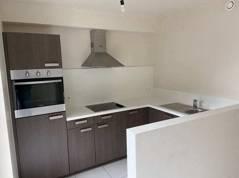Recent energiezuinig appartement op de 1ste verdieping in het centrum van Machelen Dorp.&lt;br /&gt;
Het appartement bestaat uit een inkomhal, gastentoilet,