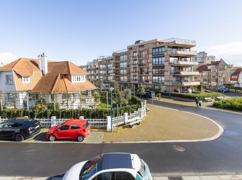 Koksijde : au cur de Koksijde-Bad se trouve cet appartement de 2 chambres à coucher à rénover. Proche de toutes les facilités nécessaires ainsi que de
