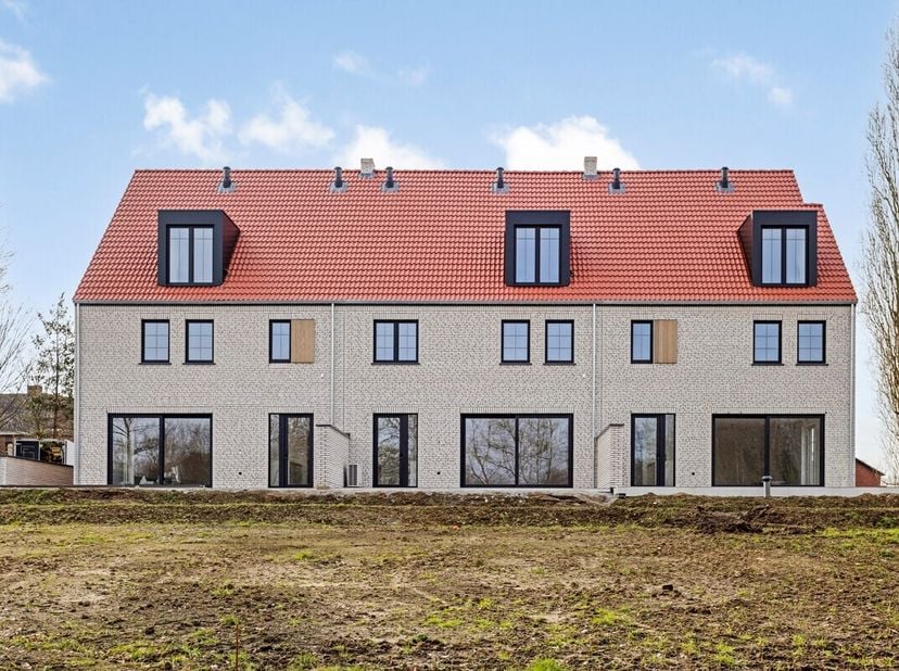 Veilig verscholen onder de kerktoren, midden in de pittoreske dorpskern van Wakkerzeel, op een boogscheut van Leuven en vlakbij alle belangrijke inval