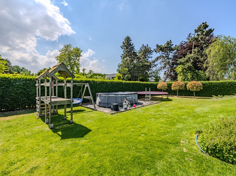 Magnifieke woning te koop met zuidgerichte tuin en ruime loods gelegen in het charmante Oudenburg waar er een perfecte balans is tussen rust en versch