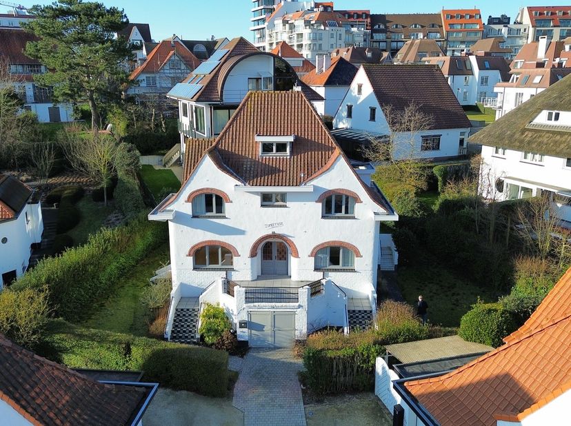 Gelegen in het hart van Duinbergen, op een steenworp van het strand, vormt villa &quot;Zomerrust&quot; een unieke kans voor liefhebbers van architecturaal erfgo