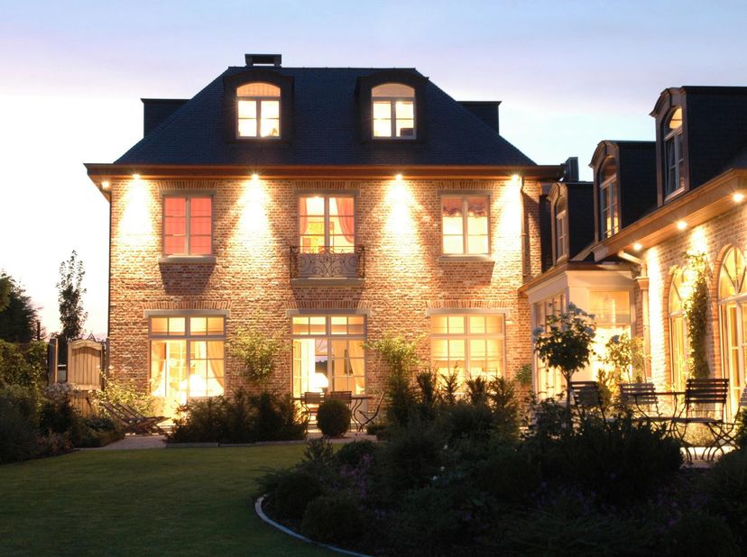 AUDERGHEM nabij de chaussée de Waver, mooie DEMEURE (2005) met karakter van +/- 400m² (5bed/4bath/2bur./)garages, tuin, zwembad. De begane grond besta