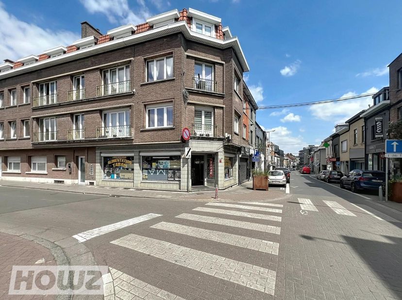 Situé au cur du centre-ville de Mouscron, cet appartement 1 chambre au dernier étage dune petite résidence est une belle opportunité pour un premier a