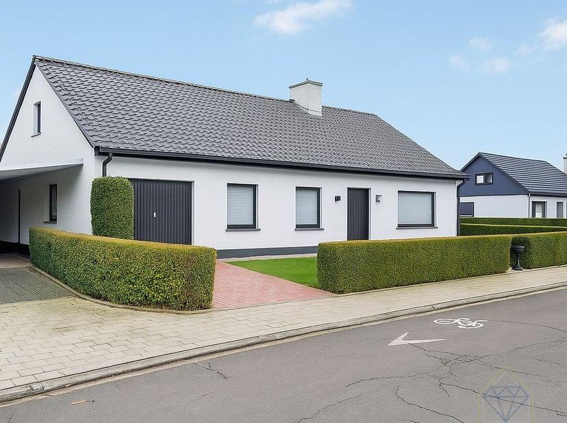In de Hyacintenlaan te Hulste vindt u deze ruime gezinswoning op een perceel van 657 m². Gelegen in een rustige en groene wijk, biedt deze woning tal