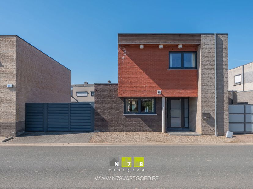 MODERNE WONING MET 3 SLAAPKAMERS OP EEN PERCEEL VAN 2A49CA TE DILSEN.&lt;br /&gt;
TROEVEN&lt;br /&gt;
- Rustig gelegen, maar wel in de buurt van het centrum van D