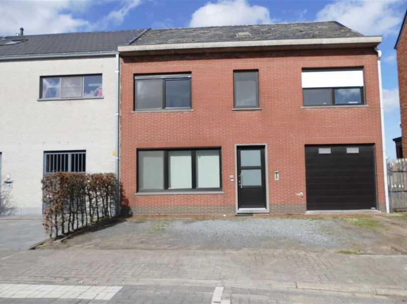 Gerenoveerde halfopen bebouwing. Voortuin met plaats voor 3 wagens. Inkomhal met schoenenberging en gastentoilet. Ruime L-vormige woonkamer met zit- e