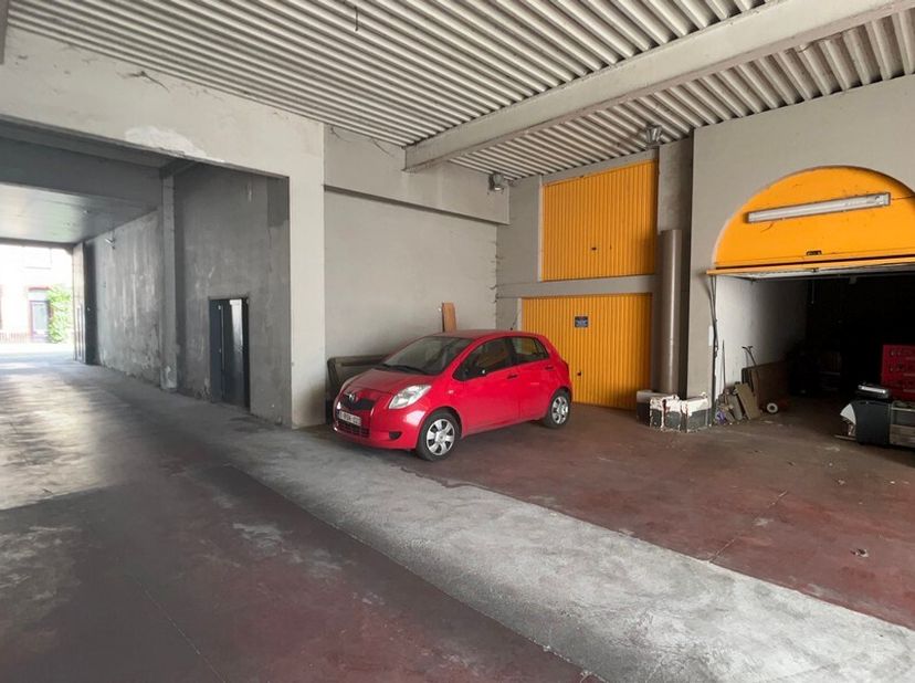 573m² d&#039;entrepôt uniquement adapté au stockage&lt;br /&gt;
Emplacement : à proximité du centre-ville et du Watersportbaan avec un excellent accès routier vi