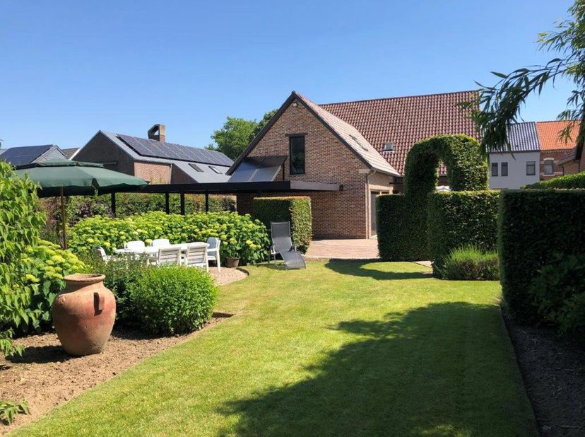 Op zoek naar ruimte en comfort?&lt;br /&gt;
Wenst u een centrale ligging dicht bij invalswegen naar Leuven of Hasselt?&lt;br /&gt;
Een groene omgeving en privacy