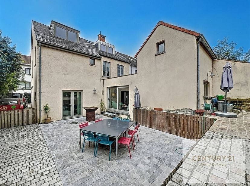 Century 21 Immo Dewaele est ravi de vous présenter cette agréable maison familiale avec possibilité de studio indépendant, style maison kangourou. Cet