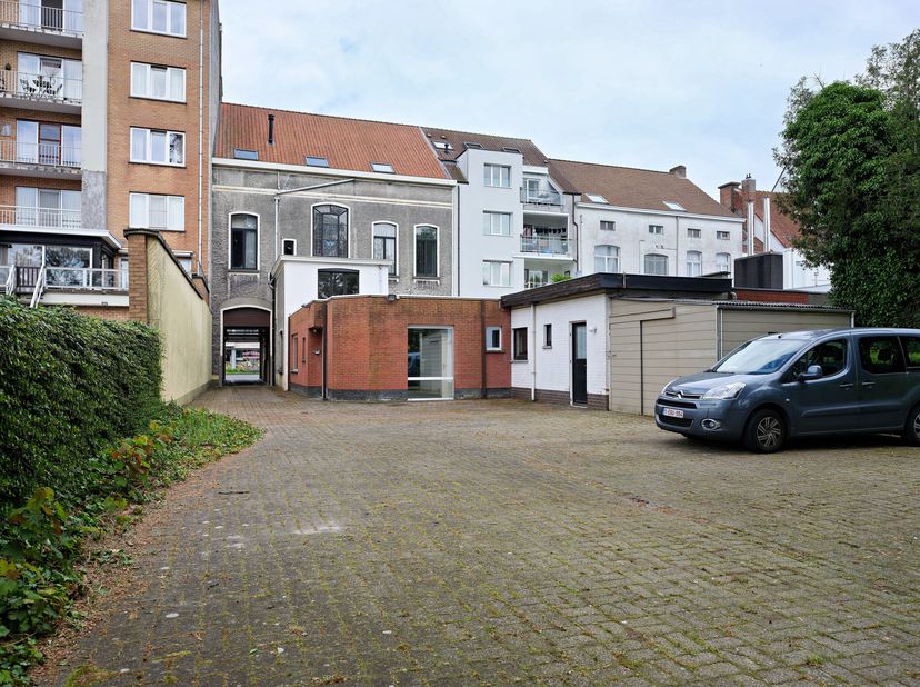Situé dans la Stationsstraat, la principale route d&#039;accès au centre-ville d&#039;Eeklo, ce bâtiment est facilement accessible. Les environs offrent un méla