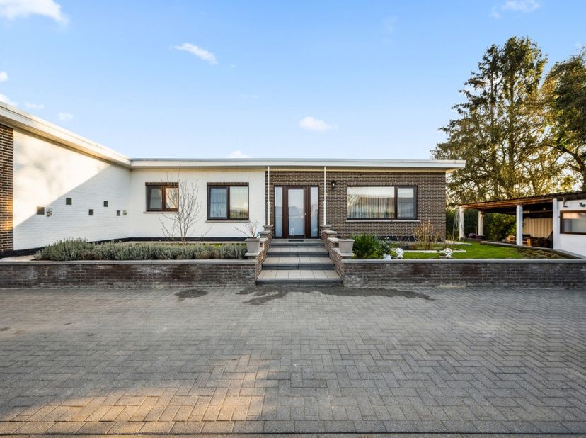 Deze laagbouw villa is rustig gelegen en biedt tal van mogelijkheden. Gelegen op fietsafstand van het centrum van Keerbergen bevindt zich dit landhuis