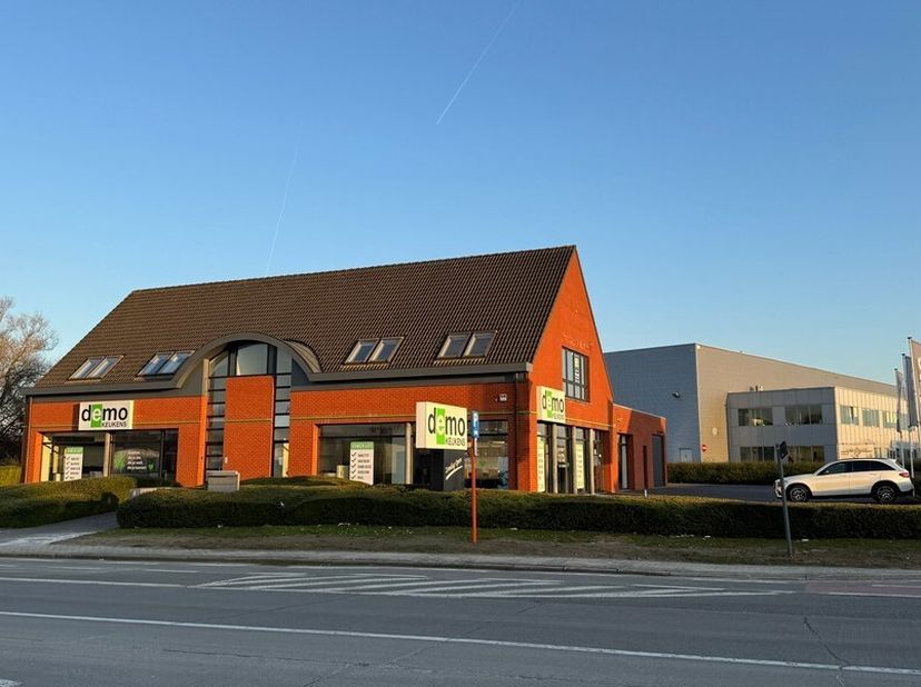 149m² commercieel gelegen kantoren (uitbreidbaar tot 252m² kantoren)&lt;br /&gt;
Ligging: langs drukke invalsweg naar Aalst, aan uitrit E40 in Erpe-Mere&lt;br