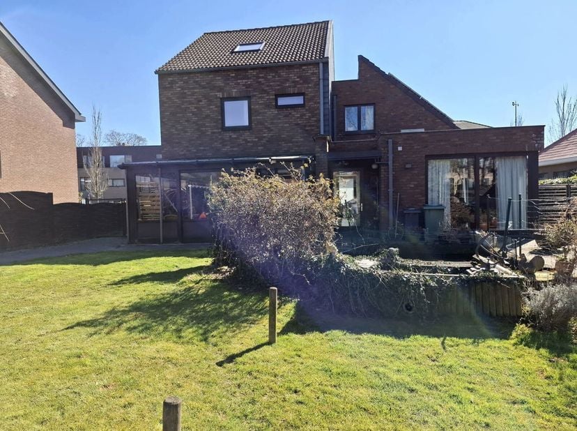 Découvrez cette propriété unique située sur un terrain de 1.182 m², avec une surface habitable de 283 m². Il s&#039;agit dune maison de soins composée de d