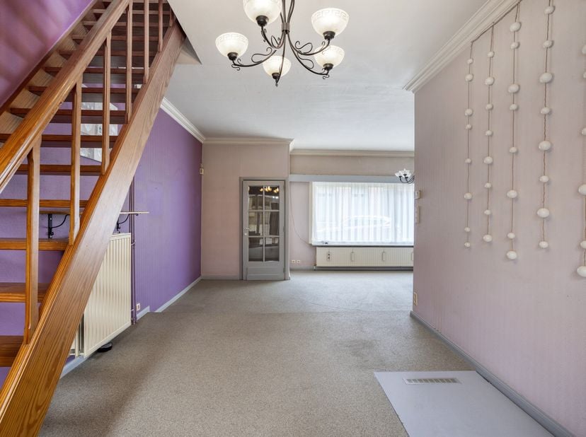 Cette maison est située dans le centre de Kruibeke dans la Baselstraat 51, donc facilement accessible et proche du centre et de tous les commerces, éc