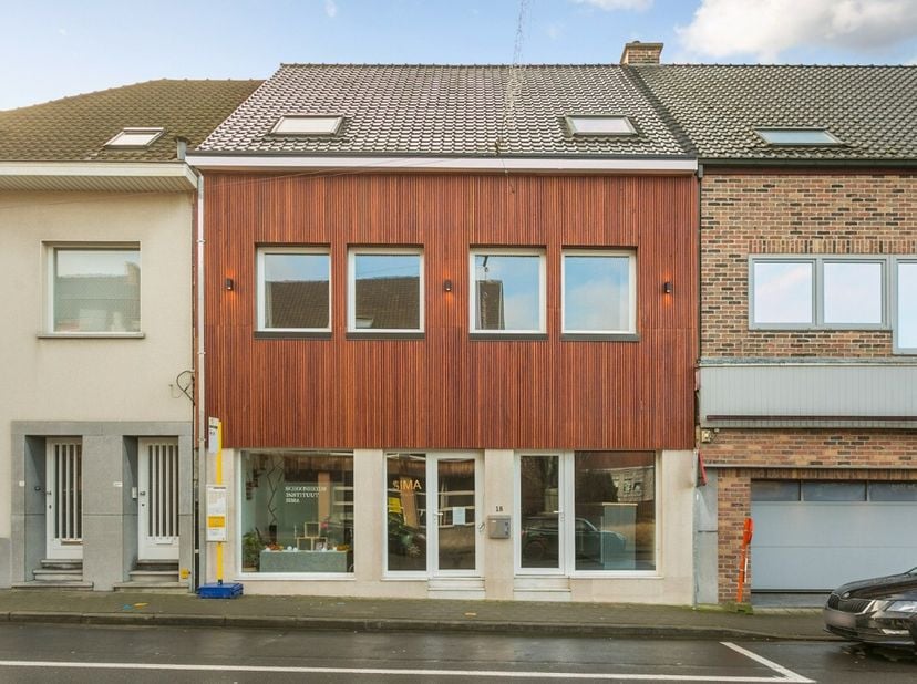 Lauwe, Menen: Woning met 5 slaapkamers, terras en 2 handelsruimtes te koopIn het centrum van Lauwe ligt dit pand met vele mogelijkheden. Het pand besc