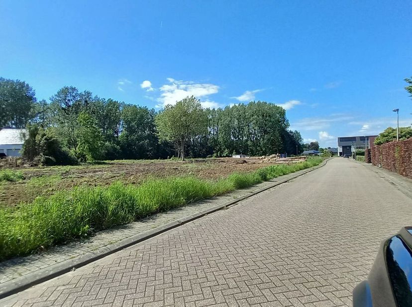 Terrain à bâtir superbement situé, étant le LOT 10 d&#039;un lotissement approuvé composé de 15 lots.&lt;br /&gt;
Surface du terrain : 881m² ;&lt;br /&gt;
Orientation