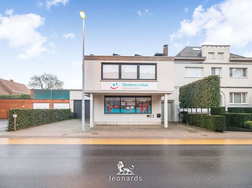 Deze ruime handelsruimte is op zoek naar een nieuwe huurder. Het pand is ideaal voor iemand die op zoek naar een praktijkruimte of een bureauruimte. H
