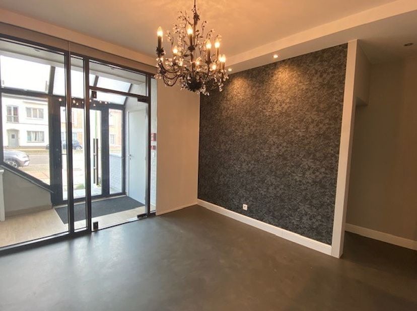 Dit kantoorgebouw is gelegen op de Kempische Steenweg 374 te Hasselt, vlakbij de voormalige Philips-site Hasselt-Kiewit, aan de verbindings as N74 (Ei