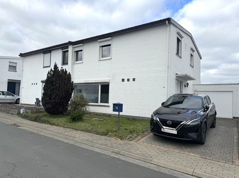 Aangename eengezinswoning met 4 slaapkamers, een garage en een tuin (Zuid georiënteerd). Deze halfopen bebouwing op een perceel van ca.2a49ca is geleg