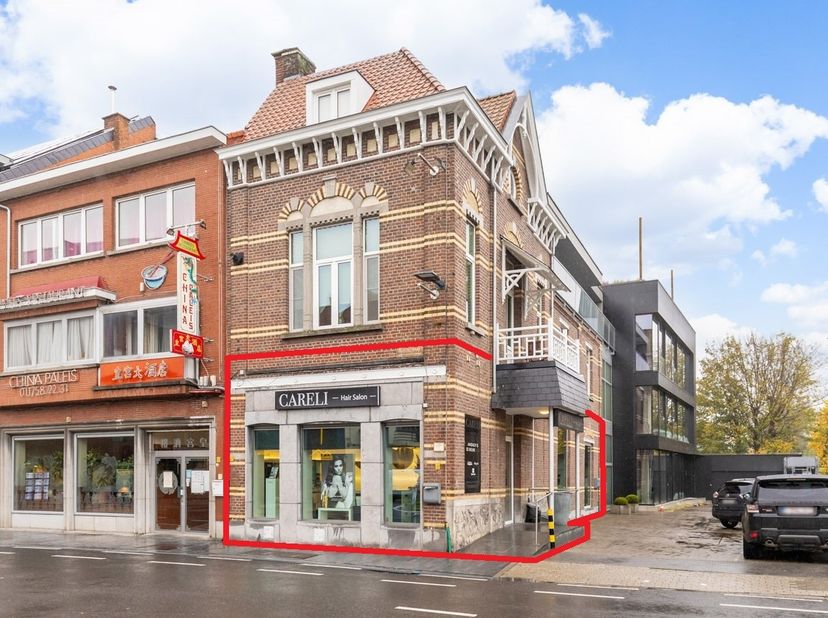 Ontdek deze mooie handelsruimte van ongeveer 80 m² in het hart van Sint-Truiden, waar levendige passantenstromen samenkomen. &lt;br /&gt;
Gelegen in de Luik