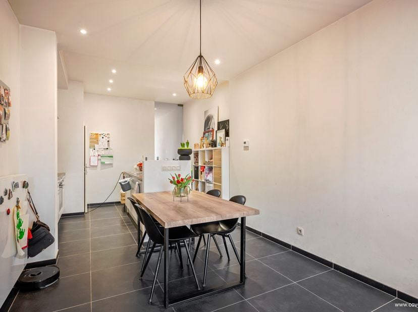 Cette maison rénovée se compose d&#039;: un hall d&#039;entrée avec toilettes invités, débarras / buanderie, cuisine ouverte équipée avec lave-vaisselle, espace