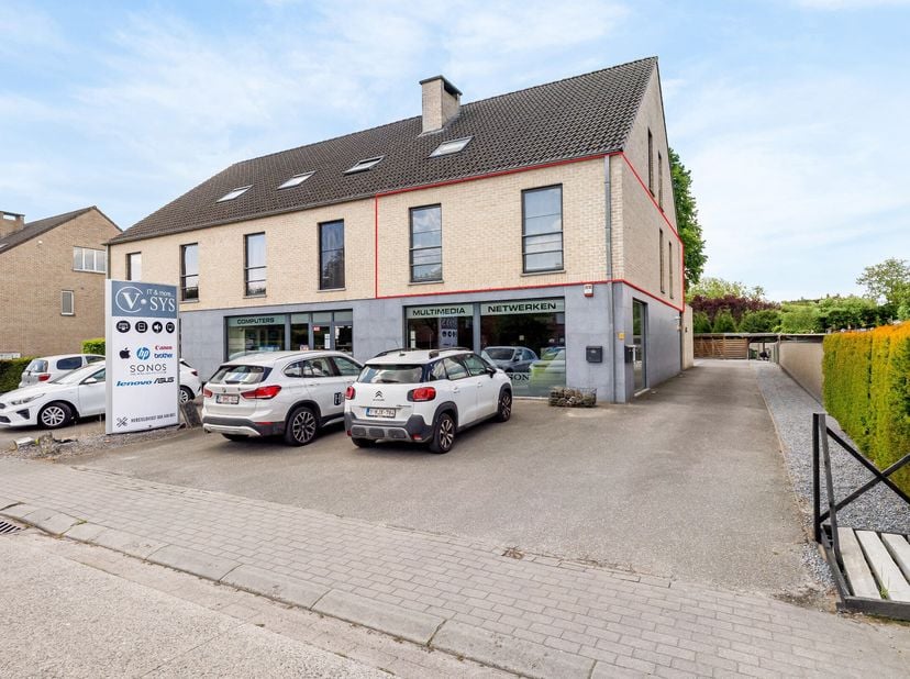 Het appartement, gelegen op de 1ste verdieping, beschikt over een optimale indeling met veel lichtinval en een zeer ruim terras achteraan met veel pri