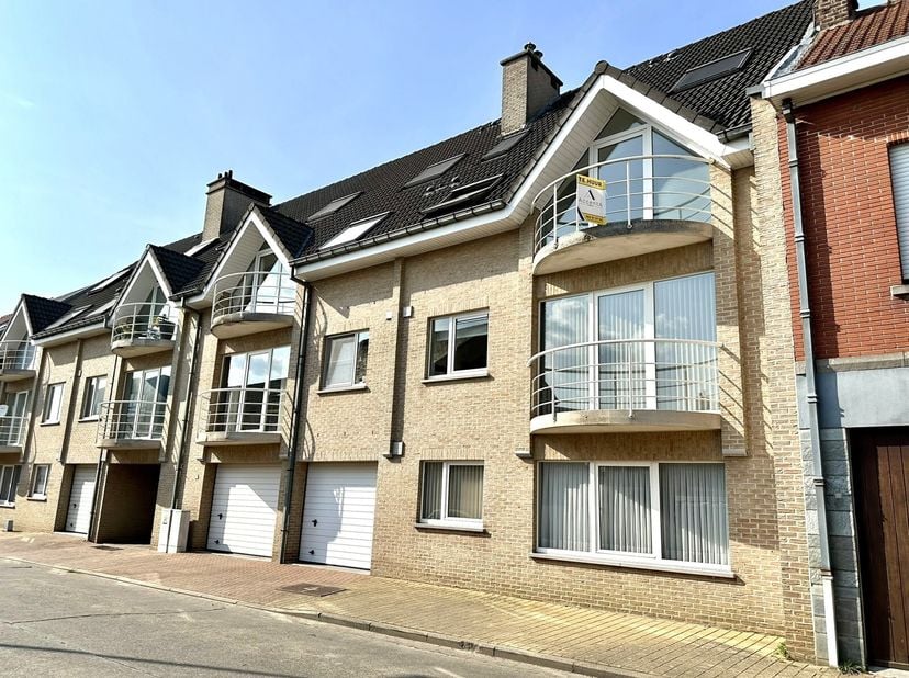 Zeer gunstig gelegen appartement op wandelafstand van winkels/warenhuizen, scholen, openbaar vervoer, verbindingswegen en mooie wandelroutes. Het stat