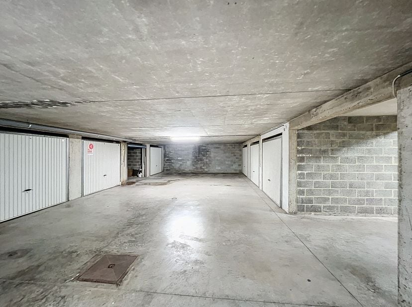 Garage box à vendre à Nieuwpoort-Bad. Le box de garage est situé sur la -1 de la Residentie Nieuwzand, Franslaan 73. &lt;br /&gt;
Dimensions:&lt;br /&gt;
- profon