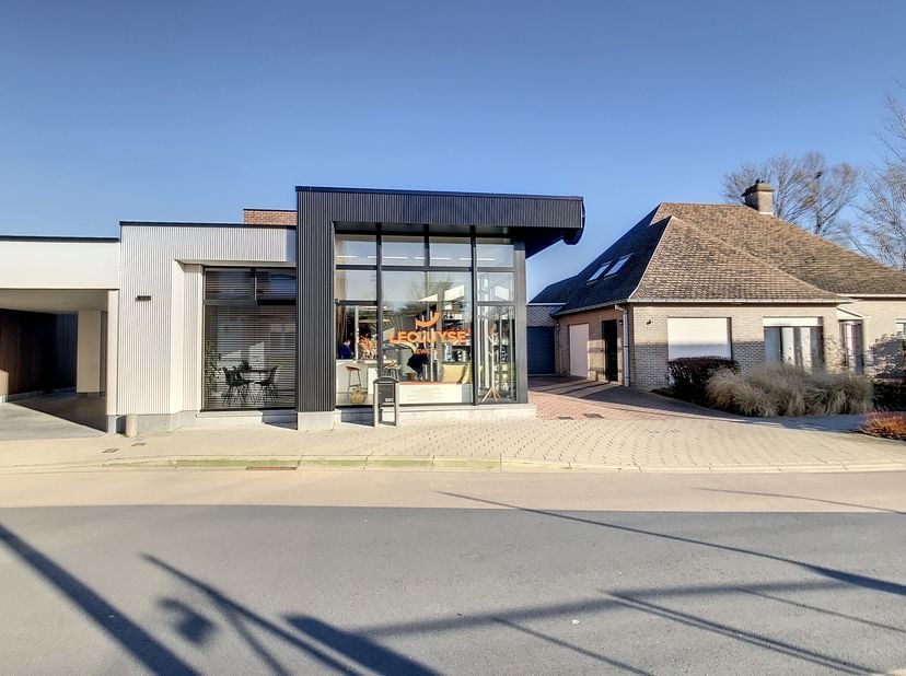 Propriété commerciale d&#039;environ 167 m² dans un emplacement central à Izegem. Grâce aux grandes fenêtres, vous pouvez profiter de beaucoup de lumière n