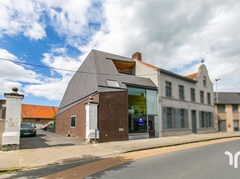 Ontdek dit uiterst commercieel gelegen handelspand in het centrum van Eernegem.&lt;br /&gt;
Het voormalig bankkantoor met een bruikbare vloeroppervlakte van