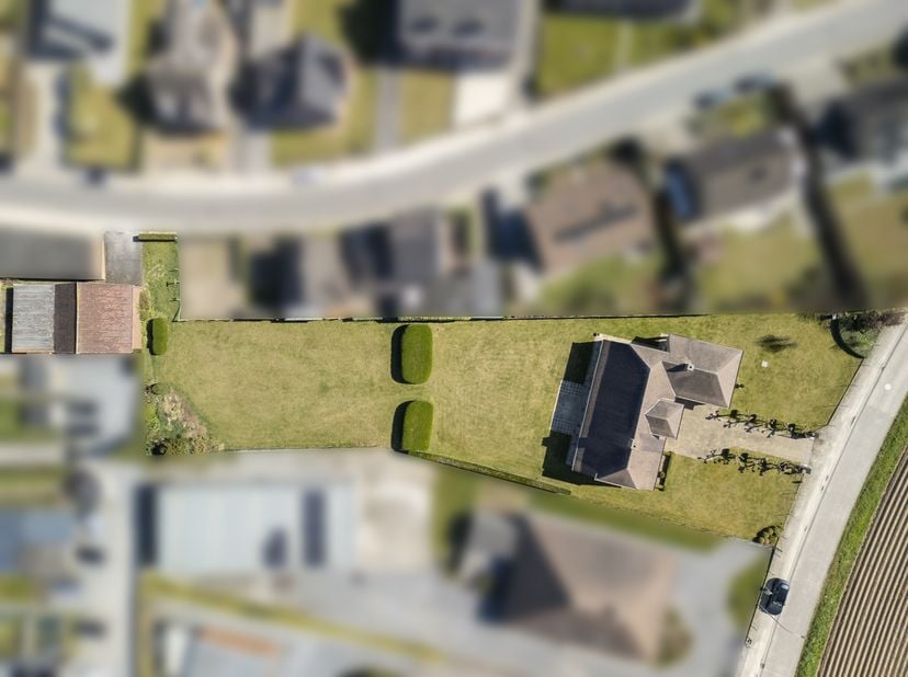 Ontdek deze prachtige villa die klasse en degelijkheid uitstraalt, ideaal gelegen voor wie wonen en werken wil combineren. Een absolute buitenkans voo