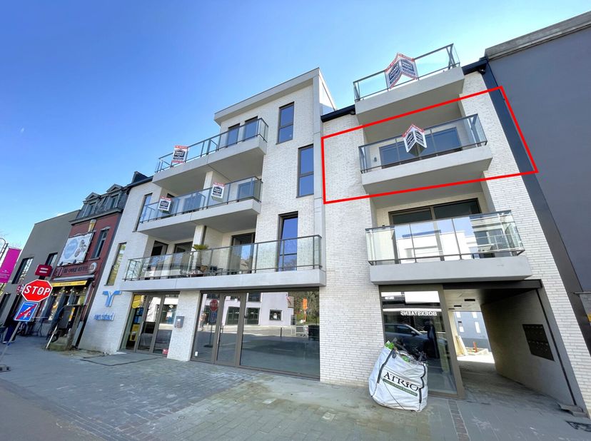 RESIDENTIE DE MONTY - TWEEDE VERDIEPING&lt;br /&gt;
Inkomhal met gastentoilet. Lichtrijke leefruimte met open keuken voorzien van ijskast, keramisch kookvuu