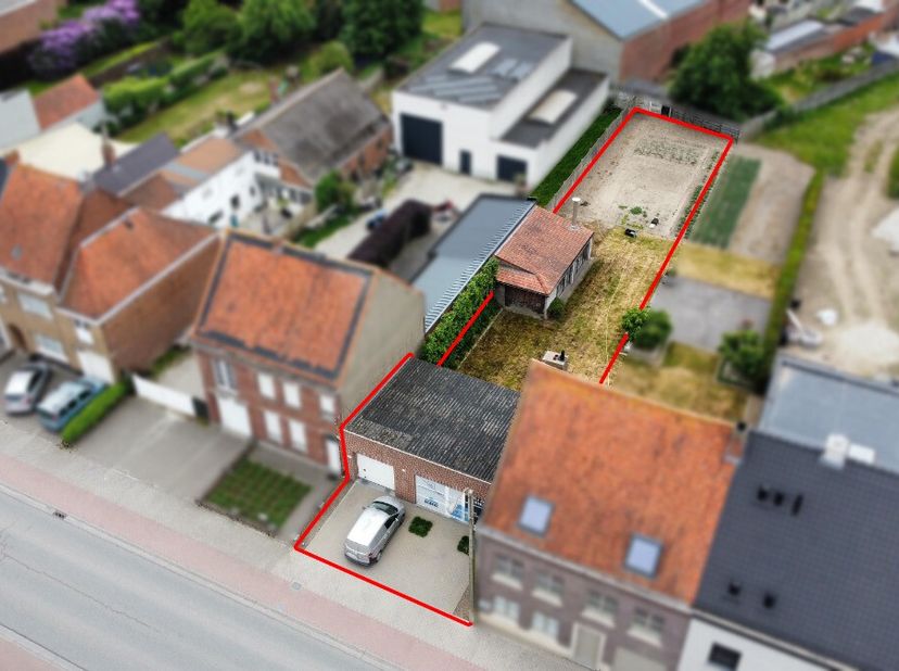 Bouwgrond voor gesloten bebouwing te koop in Wielsbeke met bijgebouw.Dit stuk grond in de Rijksweg in Wielsbeke is geschikt voor een gesloten bebouwin