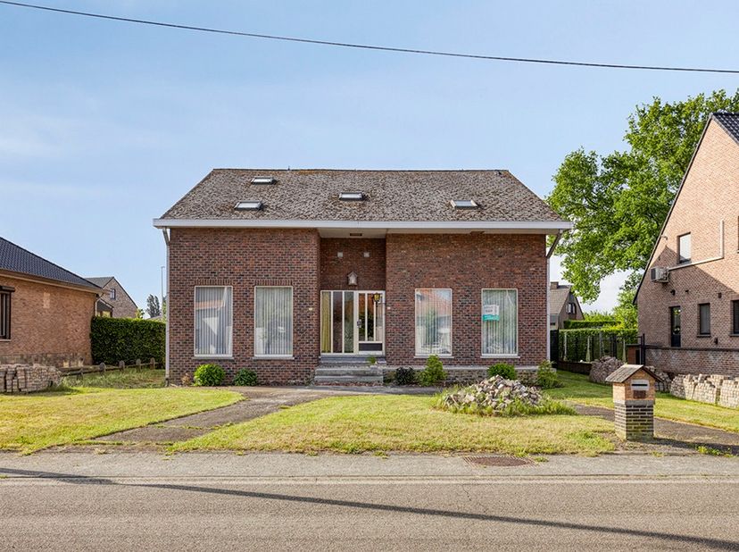 À Herk-de-Stad, on trouve une maison à rafraîchir et un appartement intégré. L&#039;ensemble est situé dans un quartier calme, à distance de marche du cent