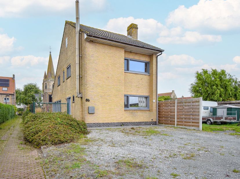 Deze karaktervolle halfopen bebouwing biedt u de kans om een gezellige gezinswoning te creëren in het rustige Schore. Met een perceel van 336 m² en ee