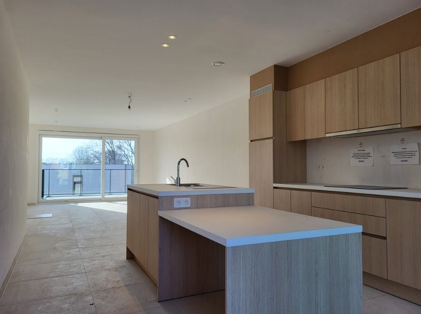 Cet appartement de 2 chambres à coucher est situé au premier étage de la résidence récemment construite Bries &amp; Boei et comprend : Entrée avec toilett