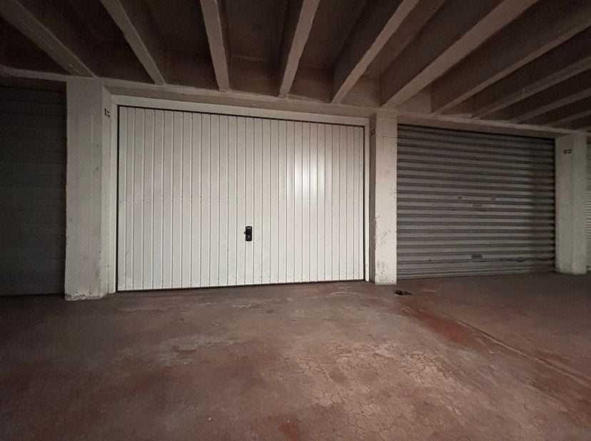 In een groene en residentiële wijk (Vogelzangwijk) van Sint-Pieters-Woluwe, vlak bij het Zoniënwoud en het park van Woluwe, bieden wij een garagebox t