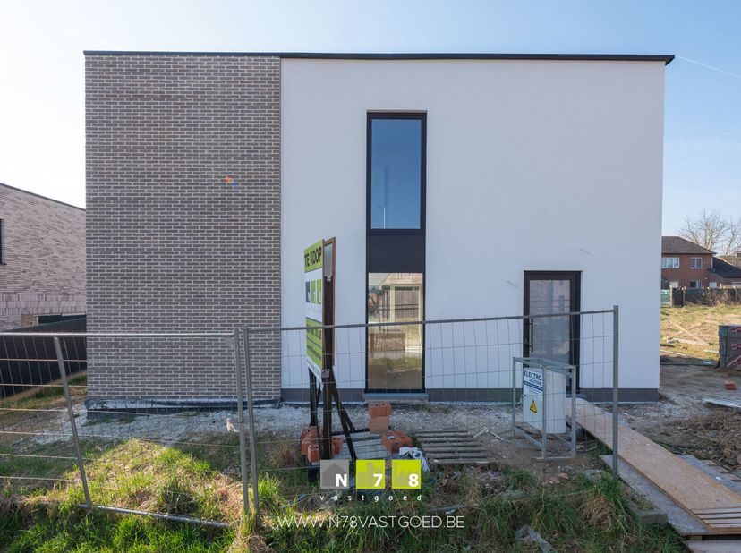 VRIJSTAANDE NIEUWBOUWWONING MET 3 SLAAPKAMERS OP EEN PERCEEL VAN 3A52CA TE HOESELT.&lt;br /&gt;
TROEVEN&lt;br /&gt;
- Deze woning wordt met een volledig afgewerkt