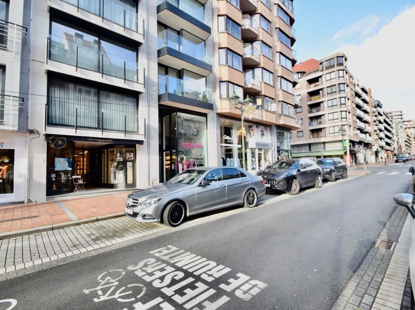 Commercieel handelspand te huur ideaal gelegen op de Lippenslaan in het commerciële hart van Knokke. Ruim pand met veel mogelijkheden en rechtstreekse
