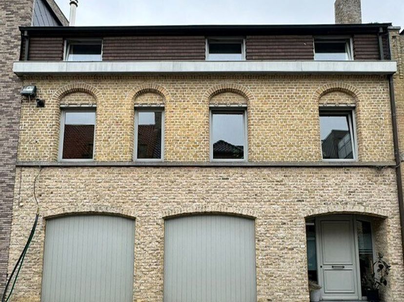 Deze prachtige gezinswoning is ideaal gelegen in het hart van Diksmuide, op een grondoppervlakte van 533 m². Met haar centrale ligging en ruime indeli