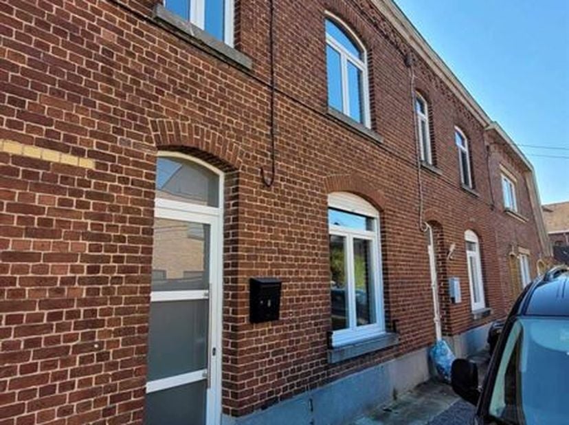 Jolie maison située dans une rue en cul de sac, au calme, à deux pas de toutes les commodités.&lt;br /&gt;
Vous y trouverez :&lt;br /&gt;
une cave au sous-sol.&lt;br