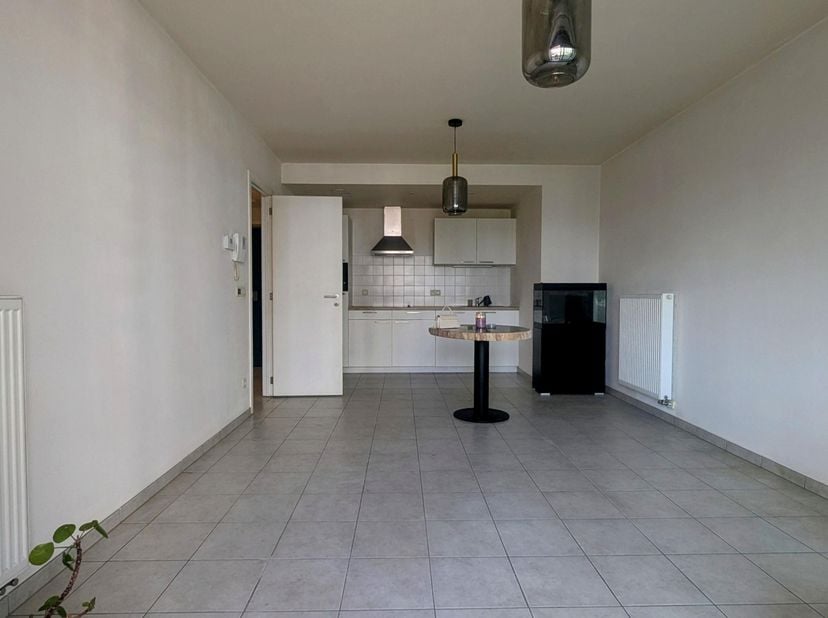 Appartement met terras gelegen aan de achterzijde van het gebouw.  &lt;br /&gt;
&lt;br /&gt;
Appartement met 1 slaapkamer, inkomhal, keuken, living, toilet, badka