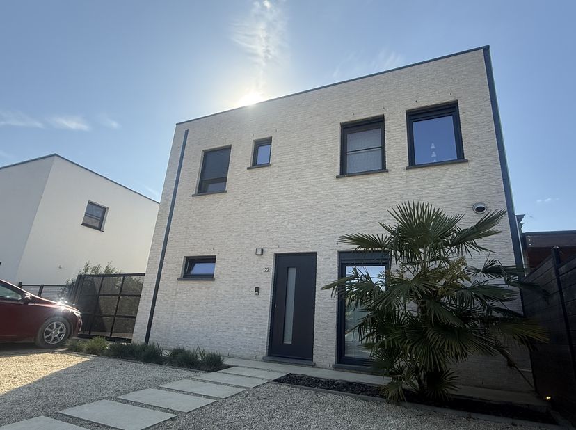 De woning ligt op een perceel van 5,35 are en combineert comfort, energiezuinigheid en een rustige, groene ligging met vlotte bereikbaarheid en op wan